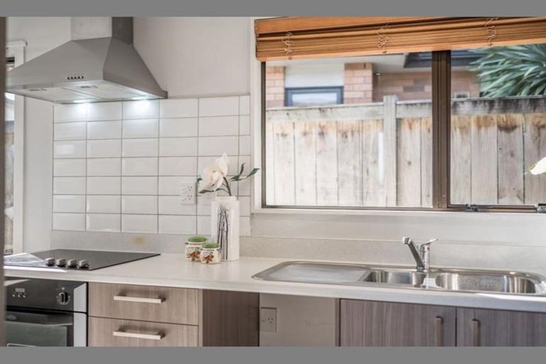 Photo of property in 150 Aviemore Drive, Highland Park, Auckland, 2010