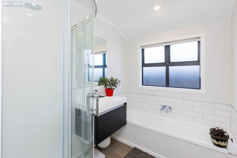 Photo of property in 16 Whitten Way, Wallaceville, Upper Hutt, 5018