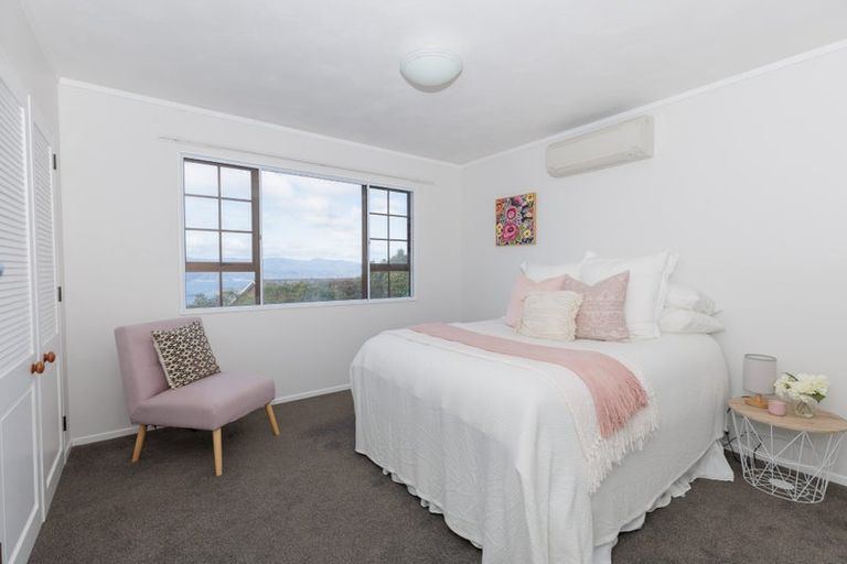 Photo of property in 15 Somes Crescent, Newlands, Wellington, 6037