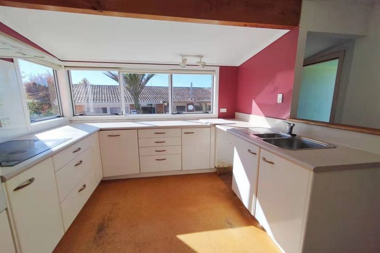 Photo of property in 8 Armstrong Place, New Lynn, Auckland, 0600