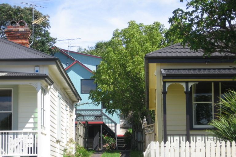 Photo of property in 17a Rutland Road, Stanley Point, Auckland, 0624