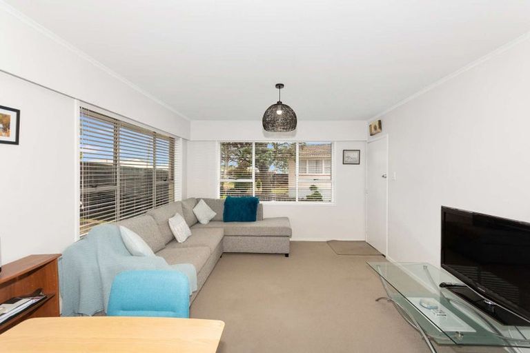 Photo of property in 1/31 Hepburn Road, Glendene, Auckland, 0602