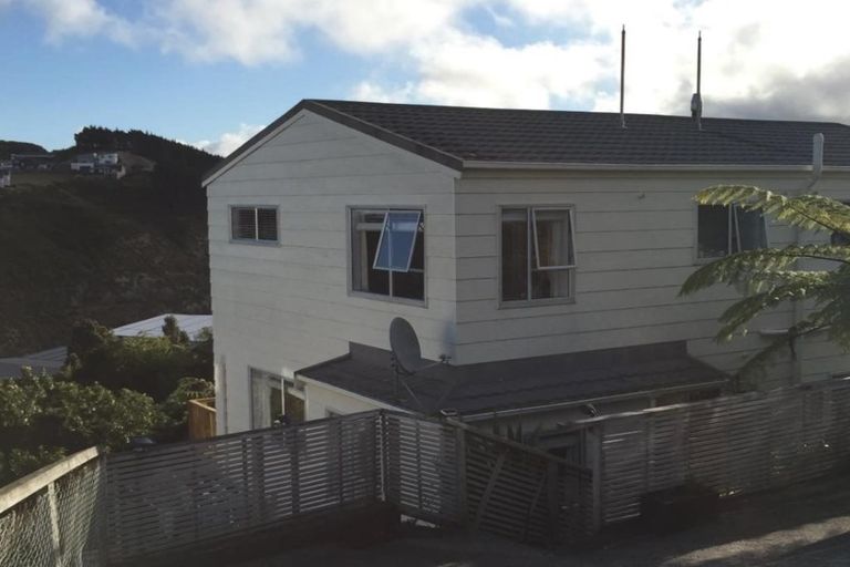 Photo of property in 18a Cheltenham Terrace, Newlands, Wellington, 6037