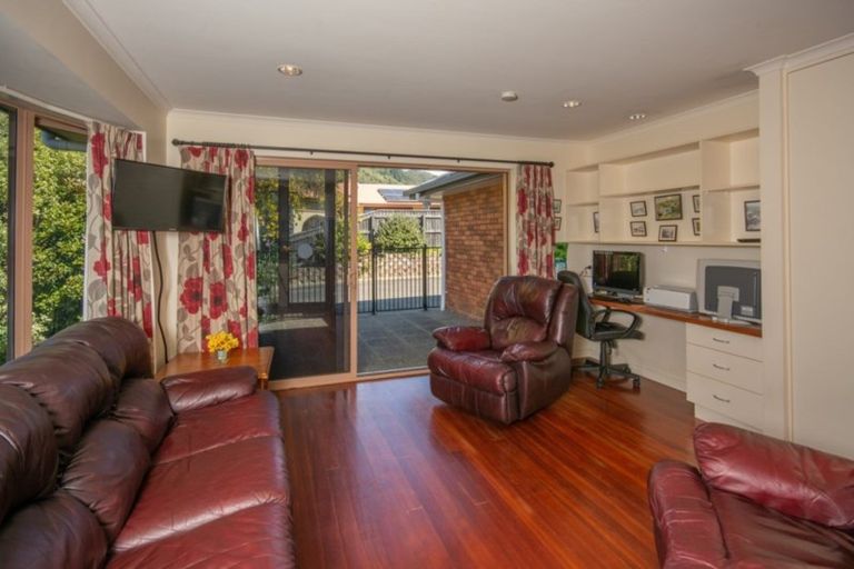 Photo of property in 14 Ranui Street, Waikawa, Picton, 7220