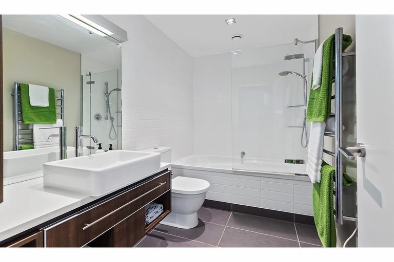 Photo of property in Patent 326 Apartments, 206s/326 Evans Bay Parade, Hataitai, Wellington, 6021