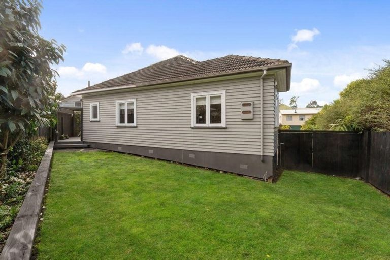 Photo of property in 2 Buisson Glade, West Harbour, Auckland, 0618