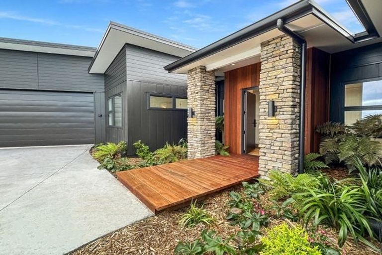 Photo of property in 8 Broadleaf Way, Kinloch, Taupo, 3377
