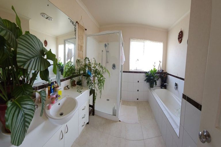 Photo of property in 4 Oswald Close, Flat Bush, Auckland, 2016