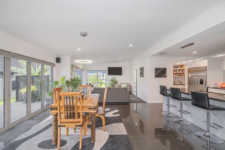 Photo of property in 18 Roseberry Place, Whitianga, 3510