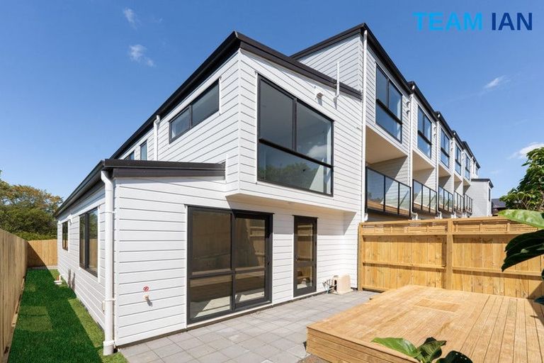 Photo of property in 7/11 Kayle Glen, West Harbour, Auckland, 0618