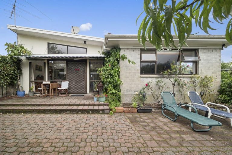 Photo of property in 8a Gemini Place, Kawaha Point, Rotorua, 3010