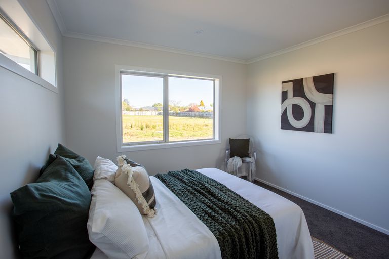 Photo of property in 10 Van Baarle Close, Carterton, 5713