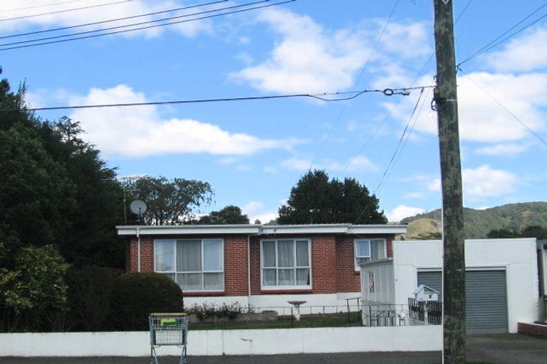 Photo of property in 2 Oak Street, Ebdentown, Upper Hutt, 5018