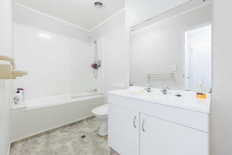 Photo of property in The Haven, 28/120 Beach Haven Road, Beach Haven, Auckland, 0626