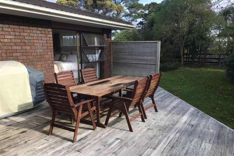 Photo of property in 679 Waitakere Road, Kumeu, 0891