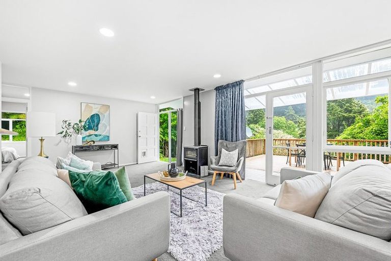 Photo of property in 15 Elmslie Road, Pinehaven, Upper Hutt, 5019