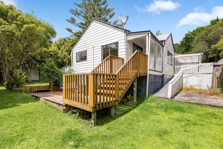 Photo of property in 28 Grassmere Road, Henderson Valley, Auckland, 0612