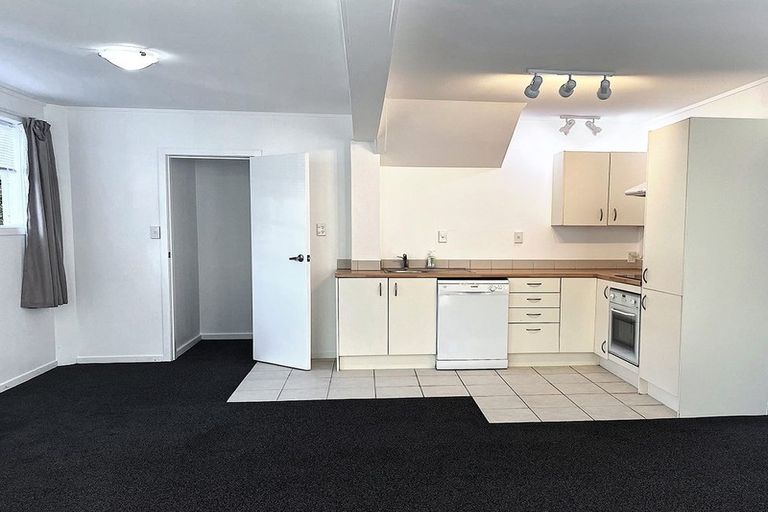 Photo of property in 2/82 Forrest Hill Road, Forrest Hill, Auckland, 0620