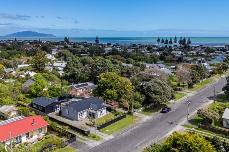 Photo of property in 27 Toi Street, Otaki Beach, Otaki, 5512