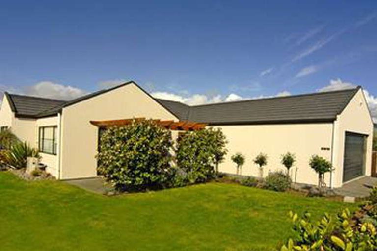 Photo of property in 71 Guildford Drive, Paraparaumu, 5032