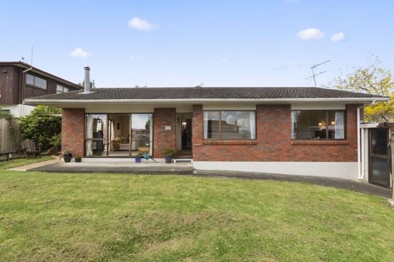 Photo of property in 2/963 Beach Road, Torbay, Auckland, 0630