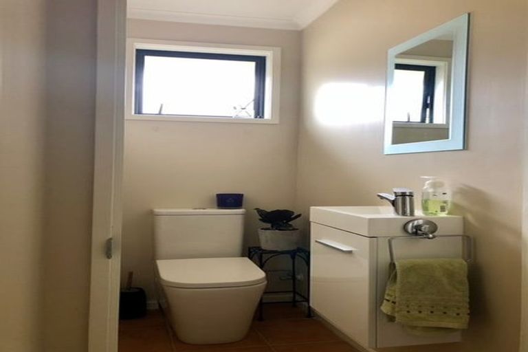 Photo of property in 22 Zefiro Drive, Massey, Auckland, 0614