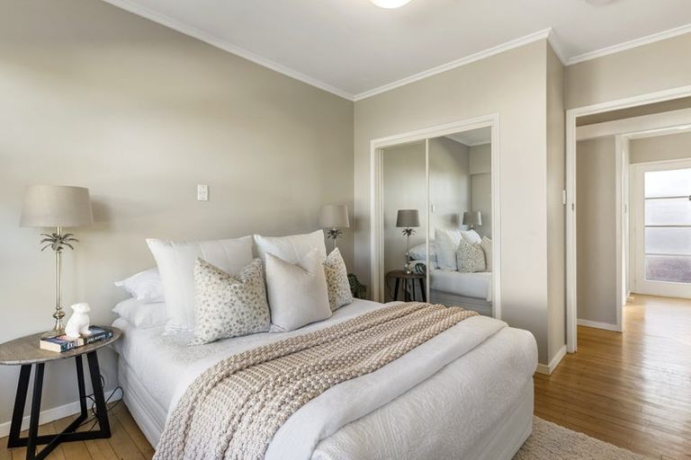 Photo of property in 3/166 East Coast Road, Forrest Hill, Auckland, 0620