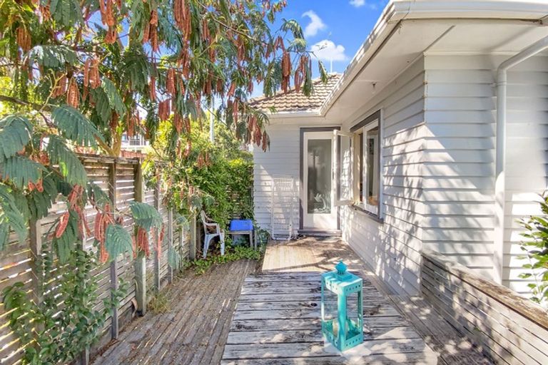 Photo of property in 1/17 Lyons Avenue, Murrays Bay, Auckland, 0630
