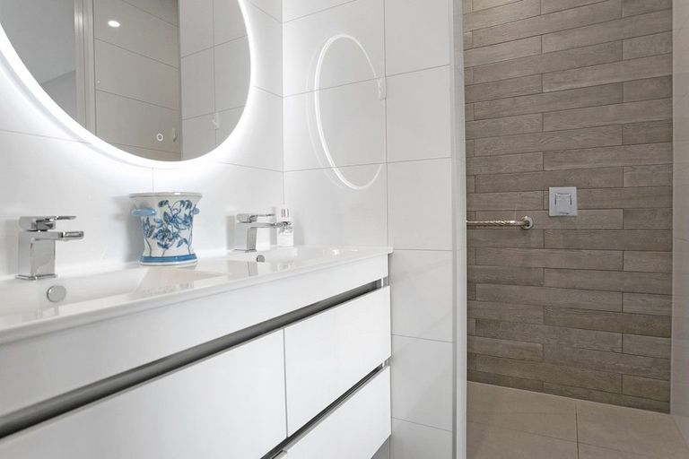 Photo of property in 204/86 Alpha Street, Cambridge, 3434