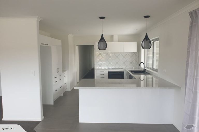 Photo of property in 30 Kaurinui Crescent, One Tree Point, 0118