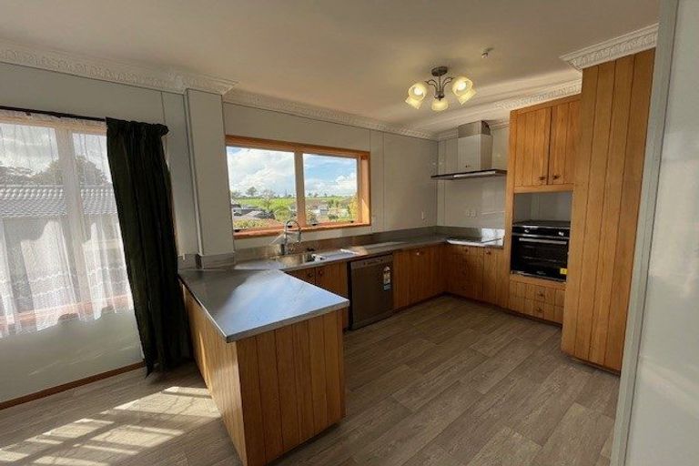 Photo of property in 24 Hurstbourn Priors, Goodwood Heights, Auckland, 2105