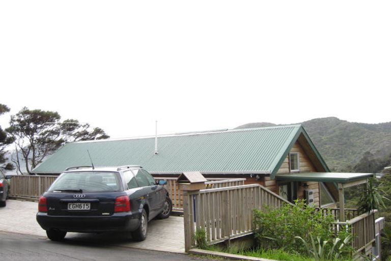 Photo of property in 21 Rayner Road, Piha, New Lynn, 0772