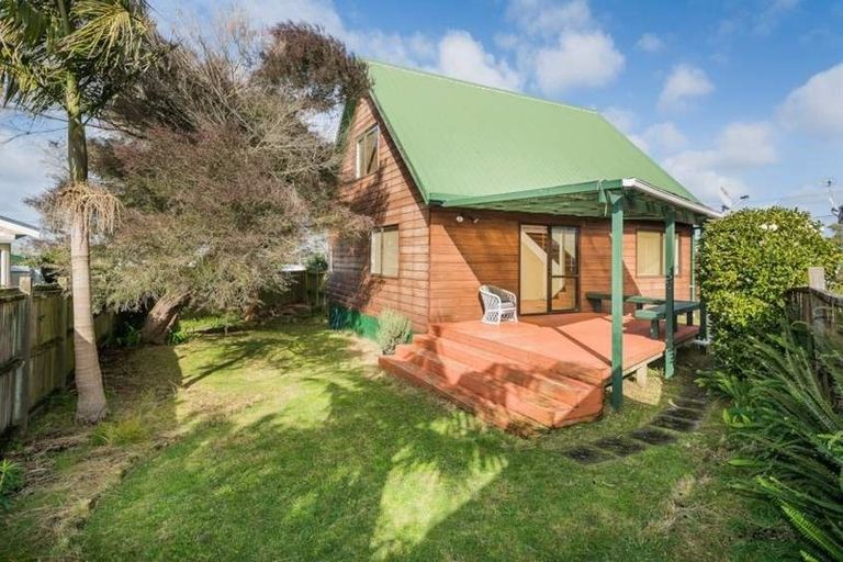 Photo of property in 2/92 Target Road, Totara Vale, Auckland, 0629
