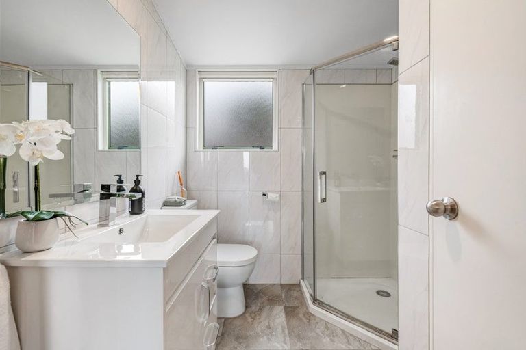 Photo of property in 28 Barbados Drive, Unsworth Heights, Auckland, 0632