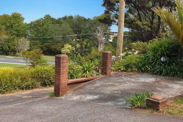 Photo of property in 9 Rangeview Road, Sunnyvale, Auckland, 0612