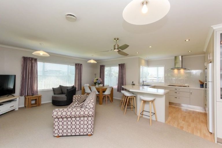 Photo of property in 18 Veale Road, Frankleigh Park, New Plymouth, 4310