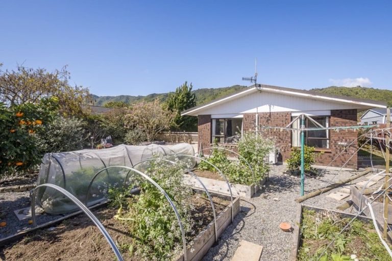 Photo of property in 4 Graham Grove, Waikanae, 5036