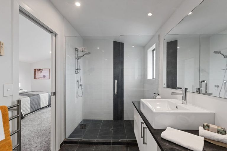 Photo of property in 1/18 Ridge Road, Waiake, Auckland, 0630