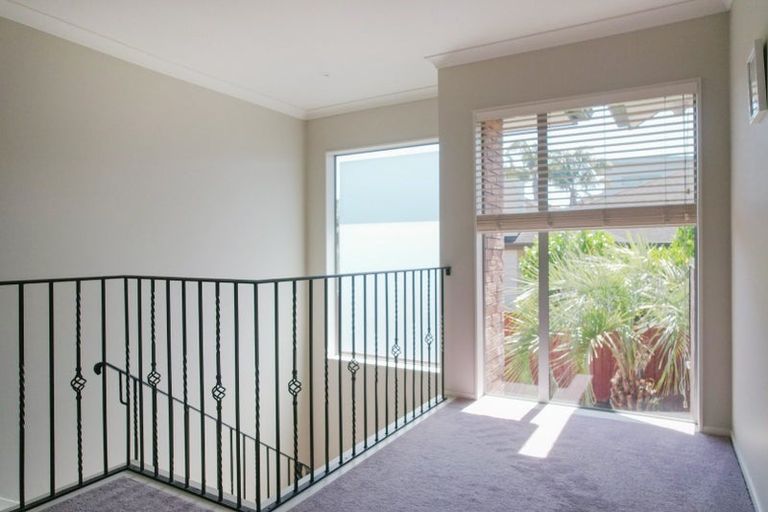 Photo of property in 6 Springvale Drive, Fairview Heights, Auckland, 0632