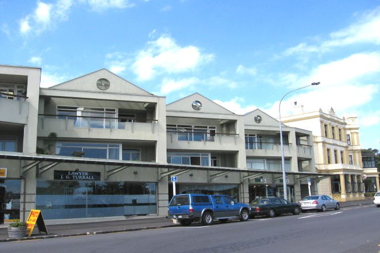 Photo of property in 2/2f Queens Parade, Devonport, Auckland, 0624