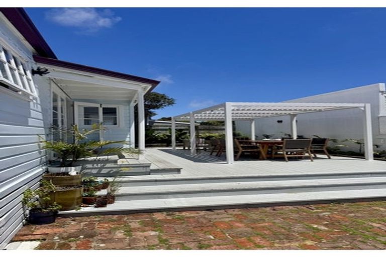 Photo of property in 18 Morley Street, New Plymouth, 4310