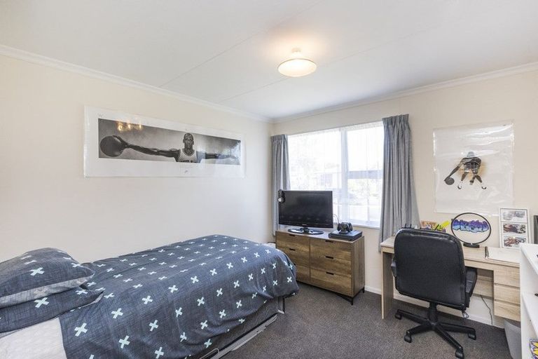 Photo of property in 17 Abraham Crescent, Milson, Palmerston North, 4414
