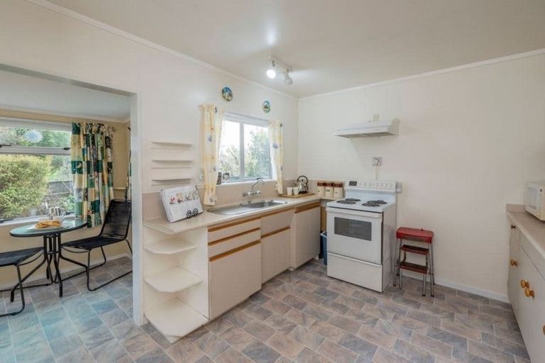 Photo of property in 12 Poneke Drive, Waikanae, 5036