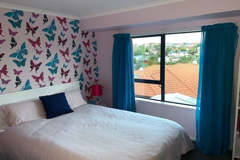 Photo of property in 24 Piper Place, Goodwood Heights, Auckland, 2105