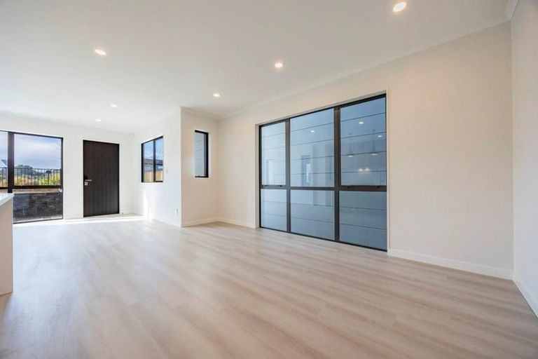 Photo of property in 7 Kikorangi Drive, Wainui, 0992