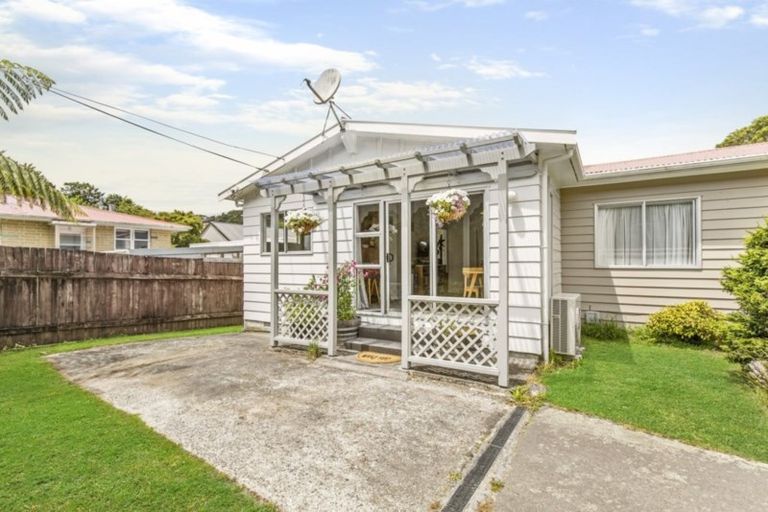 Photo of property in 11b Thurleigh Grove, Karori, Wellington, 6012