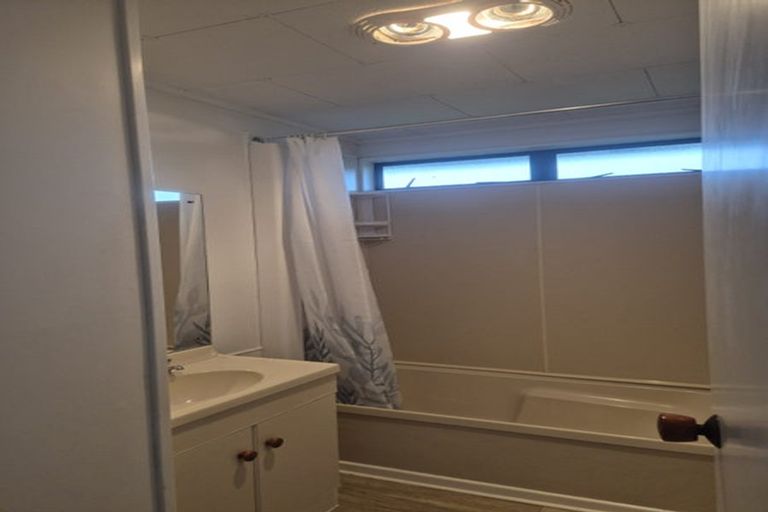 Photo of property in 1/26 Compass Place, Te Atatu Peninsula, Auckland, 0610