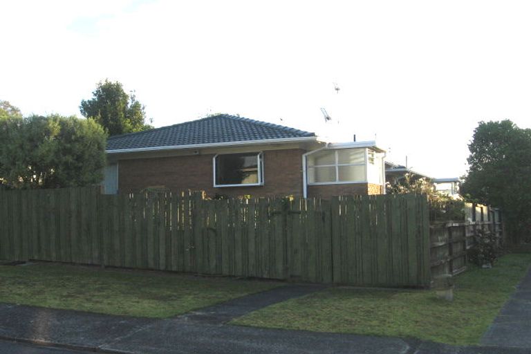 Photo of property in 2/21 Mannering Place, Hillcrest, Auckland, 0627