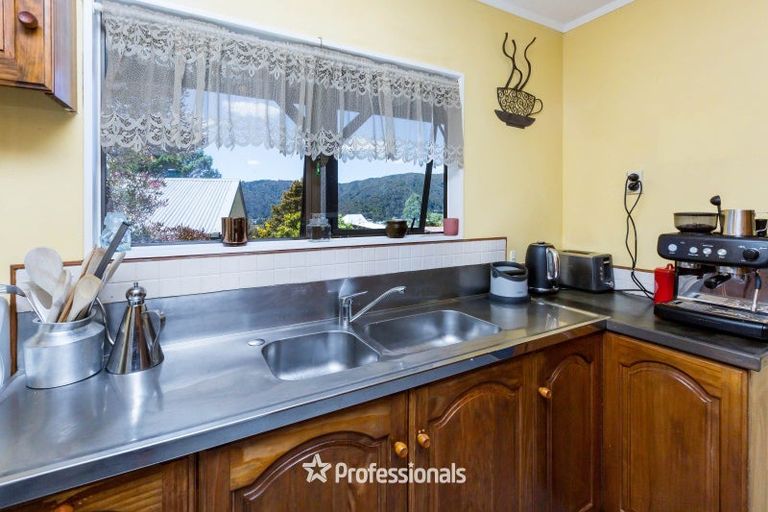 Photo of property in 2 Fenchurch Grove, Stokes Valley, Lower Hutt, 5019