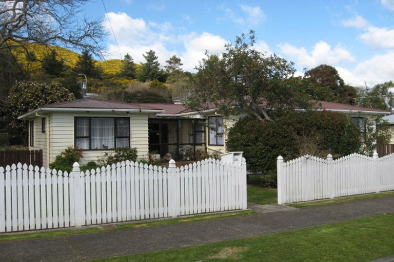 Photo of property in 35 Peel Place, Wainuiomata, Lower Hutt, 5014